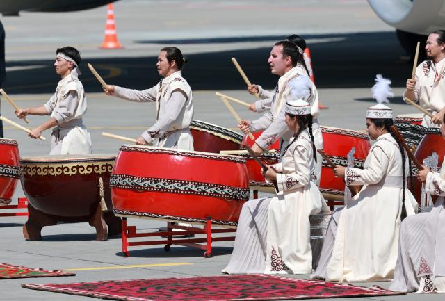 (260830) -- BISHKEK, Aug. 30, 2026 (Xinhua) -- Chinese President Xi Jinping arrives in Bishkek for the Shanghai Cooperation Organization (SCO) Summit 2026 and a state visit to Kyrgyzstan upon the invitation of President Sadyr Japarov of Kyrgyzstan, Aug. 30, 2026. (Xinhua/Ding Lin)