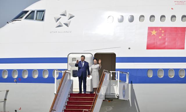 (260830) -- BISHKEK, Aug. 30, 2026 (Xinhua) -- Chinese President Xi Jinping and his wife Peng Liyuan step out of the airplane cabin upon arrival in Bishkek, Kyrgyzstan, Aug. 30, 2026. Xi landed in Bishkek on Sunday for the Shanghai Cooperation Organization (SCO) Summit 2026 and a state visit to Kyrgyzstan upon the invitation of President Sadyr Japarov of Kyrgyzstan. (Xinhua/Zhai Jianlan)