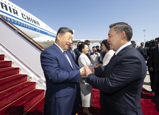 (260830) -- BISHKEK, Aug. 30, 2026 (Xinhua) -- Chinese President Xi Jinping arrives in Bishkek for the Shanghai Cooperation Organization (SCO) Summit 2026 and a state visit to Kyrgyzstan upon the invitation of President Sadyr Japarov of Kyrgyzstan, Aug. 30, 2026. Upon the arrival, Kyrgyz President Sadyr Japarov and his wife Aigul Japarova welcomed Xi and his wife, Peng Liyuan, at the Manas International Airport. (Xinhua/Xie Huanchi)