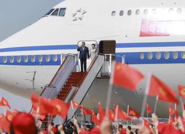 (260830) -- BISHKEK, Aug. 30, 2026 (Xinhua) -- Chinese President Xi Jinping and his wife Peng Liyuan step out of the airplane cabin upon arrival in Bishkek, Kyrgyzstan, Aug. 30, 2026. Xi landed in Bishkek on Sunday for the Shanghai Cooperation Organization (SCO) Summit 2026 and a state visit to Kyrgyzstan upon the invitation of President Sadyr Japarov of Kyrgyzstan. (Xinhua/Wang Ye)
