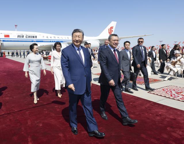 (260830) -- BISHKEK, Aug. 30, 2026 (Xinhua) -- Chinese President Xi Jinping arrives in Bishkek for the Shanghai Cooperation Organization (SCO) Summit 2026 and a state visit to Kyrgyzstan upon the invitation of President Sadyr Japarov of Kyrgyzstan, Aug. 30, 2026. Upon the arrival, Kyrgyz President Sadyr Japarov and his wife Aigul Japarova welcomed Xi and his wife, Peng Liyuan, at the Manas International Airport. (Xinhua/Xie Huanchi)