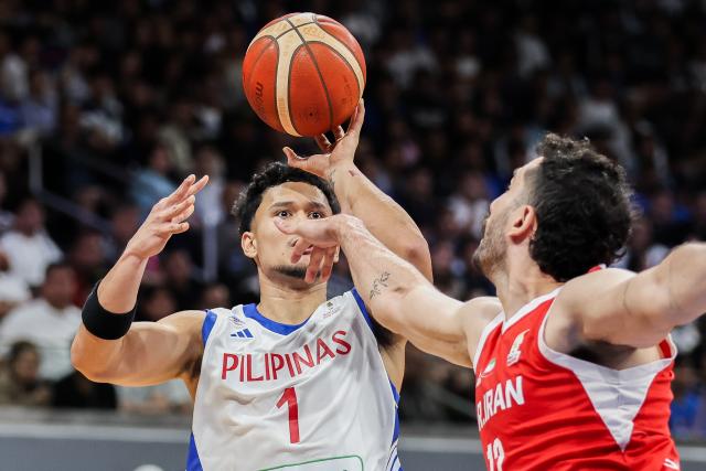 (260830) -- PASAY CITY, Aug. 30, 2026 (Xinhua) -- Juan Gomez De Liano (L) of the Philippines competes during their second round match between the Philippines and Iran at the FIBA Basketball World Cup 2027 Asian Qualifiers in Pasay City, the Philippines, on Aug. 30, 2026. (Xinhua/Rouelle Umali)