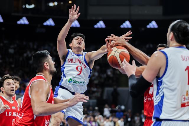 (260830) -- PASAY CITY, Aug. 30, 2026 (Xinhua) -- Scottie Thompson (C) of the Philippines competes during their second round match between the Philippines and Iran at the FIBA Basketball World Cup 2027 Asian Qualifiers in Pasay City, the Philippines, on Aug. 30, 2026. (Xinhua/Rouelle Umali)