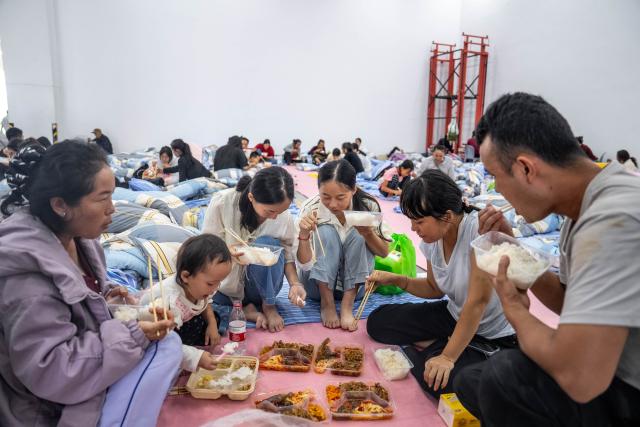(260830) -- MOHAN, Aug. 30, 2026 (Xinhua) -- Residents have meal at a temporary shelter in Mohan Town, southwest China's Yunnan Province, Aug. 30, 2026.
  Heavy rainfall has triggered severe flooding in Mohan Town in southwest China's Yunnan Province, with a reservoir at risk of breaching, authorities said Saturday.
  Altogether 8,115 residents have been evacuated in emergency by Sunday, and relief items are dispatched to relocations sites to meet people's necessities. (Xinhua/Hu Chao)