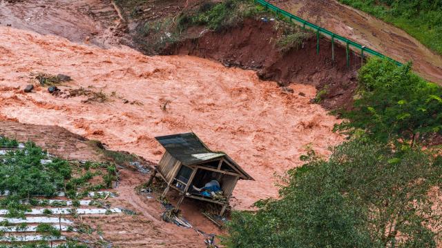 (260830) -- MOHAN, Aug. 30, 2026 (Xinhua) -- A drone photo shows a house and farm fields damaged by flood in Molong Village of Mohan Town, southwest China's Yunnan Province, Aug. 30, 2026.
  Heavy rainfall has triggered severe flooding in Mohan Town in southwest China's Yunnan Province, with a reservoir at risk of breaching, authorities said Saturday.
  Altogether 8,115 residents have been evacuated in emergency by Sunday, and relief items are dispatched to relocations sites to meet people's necessities. (Xinhua/Hu Chao)