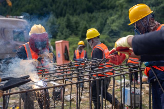 (260830) -- GYIRONG, Aug. 30, 2026 (Xinhua) -- Workers from China Railway Group Limited weld steel-reinforced gabion baskets at a temporary processing site in Gyirong County, southwest China's Xizang Autonomous Region, Aug. 30, 2026. Workers from China Railway Group Limited stepped up efforts on Sunday to make steel-reinforced gabion baskets to support the restoration of road access to mudslide-hit areas in Gyirong County for rescue operations. (Xinhua/Tenzing Nima Qadhup)