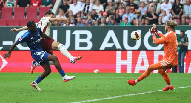 (260831) -- AUGSBURG, Aug. 31, 2026 (Xinhua) -- Goalkeeper of FC Schalke 04 Loris Karius (1st R) makes a save during the German first division Bundesliga football match between FC Augsburg and FC Schalke 04 in Augsburg, Germany, Aug. 30, 2026. (Photo by Philippe Ruiz/Xinhua)