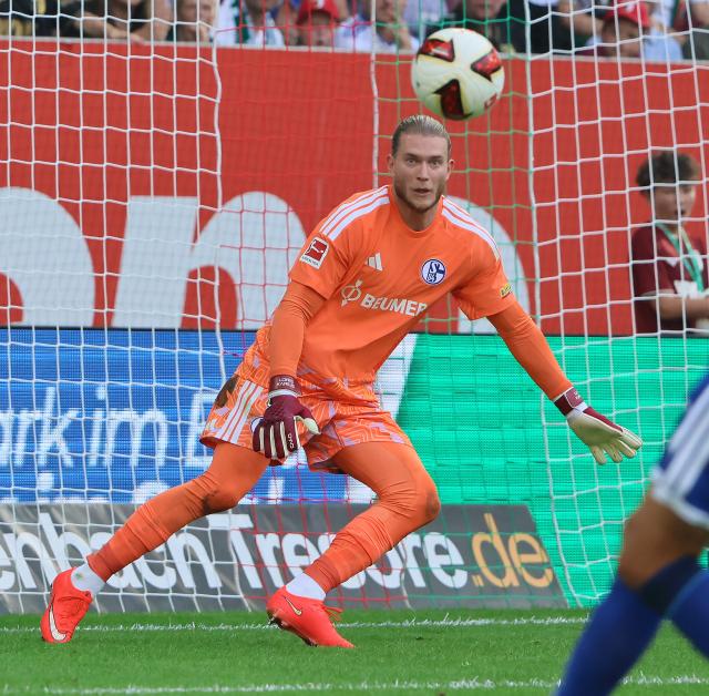 (260831) -- AUGSBURG, Aug. 31, 2026 (Xinhua) -- Goalkeeper of FC Schalke 04 Loris Karius makes a save during the German first division Bundesliga football match between FC Augsburg and FC Schalke 04 in Augsburg, Germany, Aug. 30, 2026. (Photo by Philippe Ruiz/Xinhua)