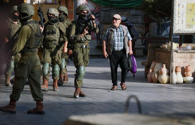 (260831) -- HEBRON, Aug. 31, 2026 (Xinhua) -- Members of Israeli forces secure the streets for Israeli settlers during a military raid in the Old City of Hebron, in the West Bank, Aug. 29, 2026. (Photo by Mamoun Wazwaz/Xinhua)