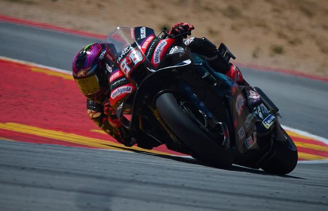 (260831) -- ALCANIZ, Aug. 31, 2026 (Xinhua) -- Aprilia Racing's Jorge Martin of Spain competes during the race of the MotoGP Aragon Grand Prix 2026 at Motorland Aragon Circuit, Alcaniz, Spain, Aug. 30, 2026. (Xinhua)