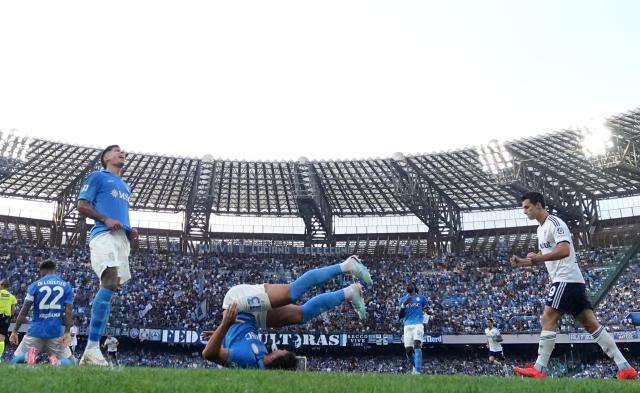 (260831) -- NAPLES, Aug. 31, 2026 (Xinhua) -- Napoli's players react after losing a point during a Serie A football match between Napoli and Como in Naples, Italy, Aug. 30, 2026. (Photo by Alberto Lingria/Xinhua)