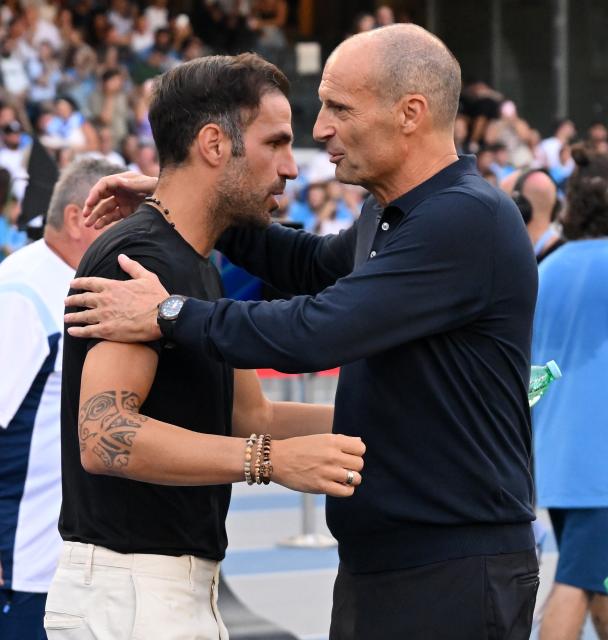 (260831) -- NAPLES, Aug. 31, 2026 (Xinhua) -- Napoli's head coach Massimiliano Allegri (R) greets Como's head coach Cesc Fabregas before a Serie A football match between Napoli and Como in Naples, Italy, Aug. 30, 2026. (Photo by Alberto Lingria/Xinhua)