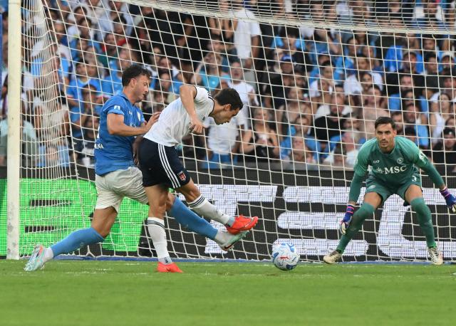 (260831) -- NAPLES, Aug. 31, 2026 (Xinhua) -- Como's Anastasios Douvikas (C) shoots to score during a Serie A football match between Napoli and Como in Naples, Italy, Aug. 30, 2026. (Photo by Alberto Lingria/Xinhua)