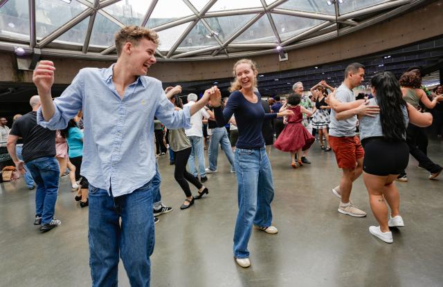 (260831) -- VANCOUVER, Aug. 31, 2026 (Xinhua) -- People participate in the Sunday Afternoon Salsa and Bachata event at Robson Square in Vancouver, British Columbia, Canada, on Aug. 30, 2026. Hundreds of people of different ages took part in the annual Sunday Afternoon Salsa and Bachata event here on Sunday. The outdoor event brought together dance enthusiasts and beginners to enjoy Latin-style music and dancing. (Photo by Liang Sen/Xinhua)