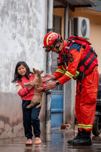 (260831) -- BEIJING, Aug. 31, 2026 (Xinhua) -- A girl is evacuated by a firefighter to a temporary shelter in Molong Village of Mohan Town, southwest China's Yunnan Province, Aug. 30, 2026.
  Heavy rainfall has triggered severe flooding in Mohan Town in southwest China's Yunnan Province, with a reservoir at risk of breaching, authorities said Saturday.
  Altogether 8,115 residents have been evacuated in emergency by Sunday, and relief items were dispatched to relocation sites to meet people's necessities. (Xinhua/Hu Chao)
