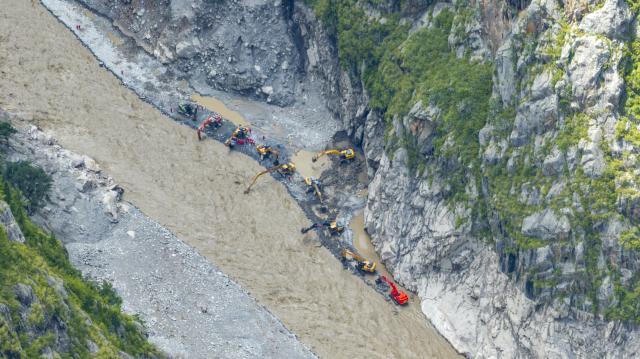(260831) -- BEIJING, Aug. 31, 2026 (Xinhua) -- An aerial drone photo shows a road clearing and restoring operation underway in a section of the G216 national highway from Gyirong Town to Gyirong Port in southwest China's Xizang Autonomous Region, Aug. 30, 2026.
  Rescuers are racing against time and the odds in search of survivors after a devastating mudslide, triggered by an ice-rock avalanche in Nepal, hit the border port of Gyirong in Xizang. (Xinhua/Jigme Dorje)