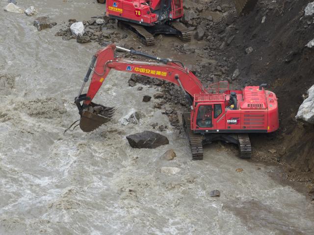 (260831) -- GYIRONG, Aug. 31, 2026 (Xinhua) -- This aerial drone photo shows an excavator repairing a section of national highway G216 in Gyirong County, southwest China's Xizang Autonomous Region, on Aug. 31, 2026.
  Rescuers with China Anneng are carrying out clearing and restoration operations on the damaged road sections, striving to restore the vital access route to Gyirong Port. (Xinhua/Jiang Fan)