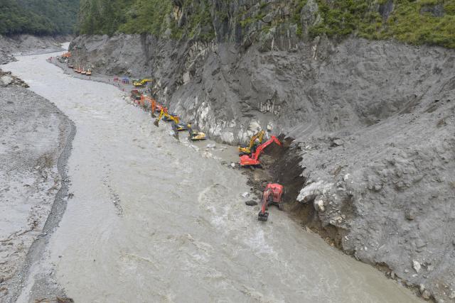 (260831) -- GYIRONG, Aug. 31, 2026 (Xinhua) -- This aerial drone photo shows excavators repairing a section of national highway G216 in Gyirong County, southwest China's Xizang Autonomous Region, on Aug. 31, 2026.
  Rescuers with China Anneng are carrying out clearing and restoration operations on the damaged road sections, striving to restore the vital access route to Gyirong Port. (Xinhua/Jiang Fan)