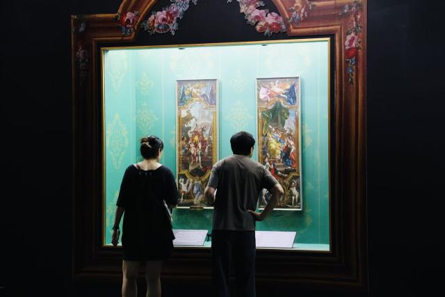 (260831) -- TIANJIN, Aug. 31, 2026 (Xinhua) -- People visit an exhibition titled "Crown of Glory: 18th-Century Italian Court Treasures from the House of Savoy" at the Tianjin Museum in north China's Tianjin Municipality on July 2, 2026.
  TO GO WITH "China Focus: Centuries-old artifacts bear witness to vibrant Sino-Italian cultural exchanges" (Xinhua)