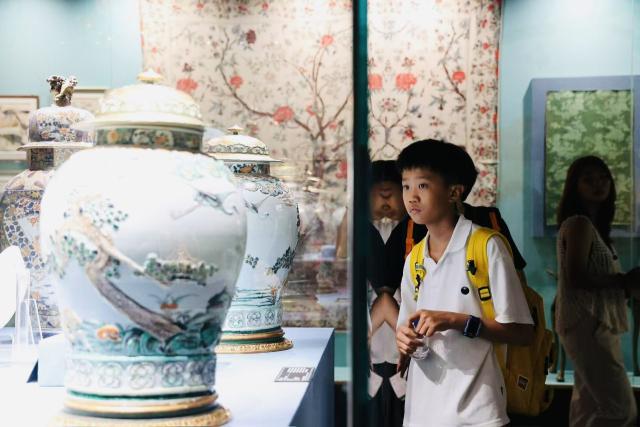 (260831) -- TIANJIN, Aug. 31, 2026 (Xinhua) -- People visit an exhibition titled "Crown of Glory: 18th-Century Italian Court Treasures from the House of Savoy" at the Tianjin Museum in north China's Tianjin Municipality on July 2, 2026.
  TO GO WITH "China Focus: Centuries-old artifacts bear witness to vibrant Sino-Italian cultural exchanges" (Xinhua)