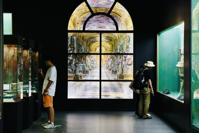 (260831) -- TIANJIN, Aug. 31, 2026 (Xinhua) -- People visit an exhibition titled "Crown of Glory: 18th-Century Italian Court Treasures from the House of Savoy" at the Tianjin Museum in north China's Tianjin Municipality on July 2, 2026.
  TO GO WITH "China Focus: Centuries-old artifacts bear witness to vibrant Sino-Italian cultural exchanges" (Xinhua)