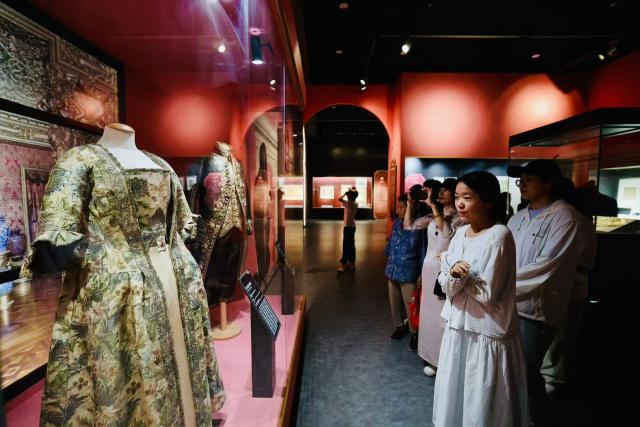(260831) -- TIANJIN, Aug. 31, 2026 (Xinhua) -- People visit an exhibition titled "Crown of Glory: 18th-Century Italian Court Treasures from the House of Savoy" at the Tianjin Museum in north China's Tianjin Municipality on July 2, 2026.
  TO GO WITH "China Focus: Centuries-old artifacts bear witness to vibrant Sino-Italian cultural exchanges" (Xinhua)