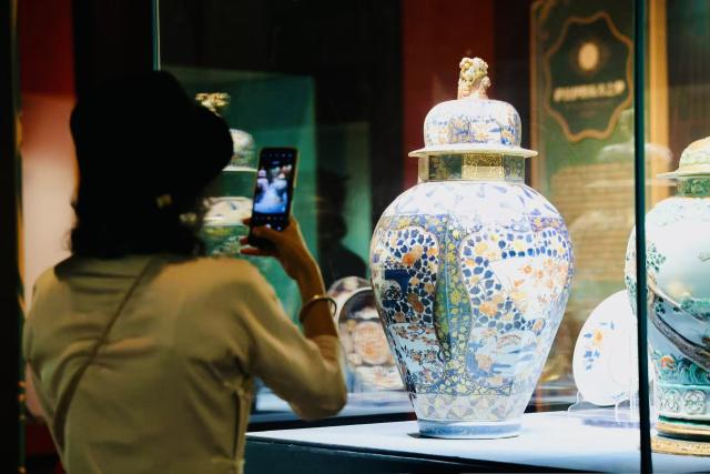 (260831) -- TIANJIN, Aug. 31, 2026 (Xinhua) -- A visitor takes photos during an exhibition titled "Crown of Glory: 18th-Century Italian Court Treasures from the House of Savoy" at the Tianjin Museum in north China's Tianjin Municipality on July 2, 2026.
  TO GO WITH "China Focus: Centuries-old artifacts bear witness to vibrant Sino-Italian cultural exchanges" (Xinhua)