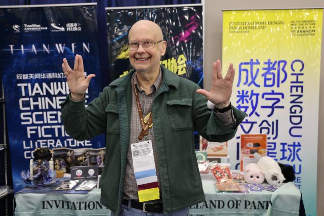 (260831) -- LOS ANGELES, Aug. 31, 2026 (Xinhua) -- Robert J. Sawyer, a renowned Canadian science fiction writer and Hugo and Nebula Awards winner, gestures as he receives an interview with Xinhua during the 84th World Science Fiction Convention (Worldcon) at the Anaheim Convention Center in Orange County, California, the United States, on Aug. 29, 2026.
  Chinese science fiction and digital cultural intellectual properties (IPs) and products from Chengdu, southwest China's Sichuan Province, have drawn wide attention at the ongoing 84th Worldcon in Southern California.
  TO GO WITH "Chinese sci-fi, digital cultural IPs shine at Worldcon in California" (Photo by Zeng Hui/Xinhua)