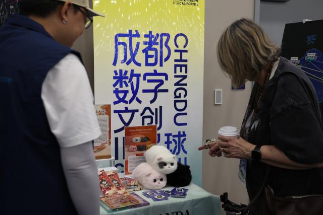 (260831) -- LOS ANGELES, Aug. 31, 2026 (Xinhua) -- A visitor looks at Chinese science fiction and digital cultural intellectual properties (IPs) and products from Chengdu, southwest China's Sichuan Province, during the 84th World Science Fiction Convention (Worldcon) at the Anaheim Convention Center in Orange County, California, the United States, on Aug. 29, 2026.
  Chinese science fiction and digital cultural intellectual properties (IPs) and products from Chengdu, southwest China's Sichuan Province, have drawn wide attention at the ongoing 84th Worldcon in Southern California.
  TO GO WITH "Chinese sci-fi, digital cultural IPs shine at Worldcon in California" (Photo by Zeng Hui/Xinhua)
