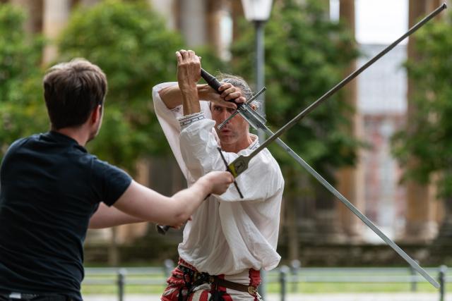(260831) -- POTSDAM, Aug. 31, 2026 (Xinhua) -- Enthusiasts practice swordsmanship together at Sanssouci Park in Potsdam, Germany, Aug. 30, 2026.
  Swordsmanship enthusiasts gathered here on Sunday to practice and exchange skills in historical European swordsmanship against the backdrop of the city's iconic historic architecture. (Xinhua/Zhang Haofu)