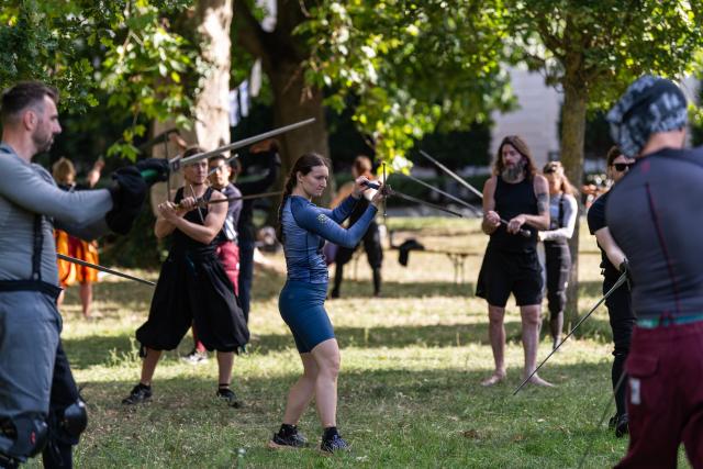 (260831) -- POTSDAM, Aug. 31, 2026 (Xinhua) -- Enthusiasts practice swordsmanship together at Sanssouci Park in Potsdam, Germany, Aug. 30, 2026.
  Swordsmanship enthusiasts gathered here on Sunday to practice and exchange skills in historical European swordsmanship against the backdrop of the city's iconic historic architecture. (Xinhua/Zhang Haofu)