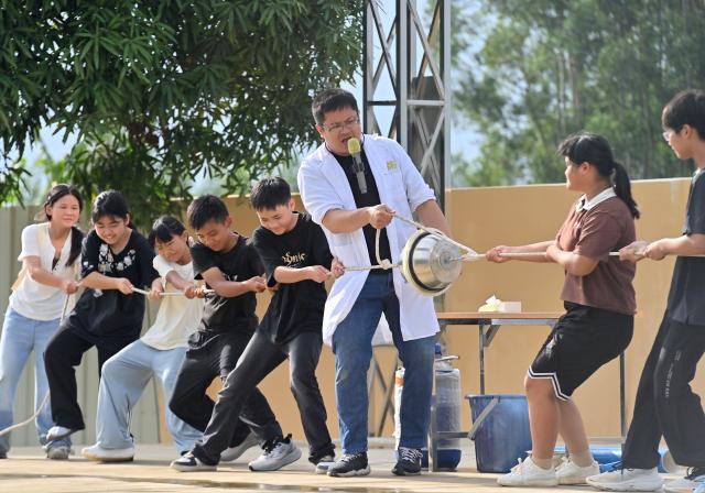 (260831) -- HENGZHOU, Aug. 31, 2026 (Xinhua) -- Students take part in an experiment on the first day of the new semester at a secondary school in Yunbiao Town of Hengzhou, south China's Guangxi Zhuang Autonomous Region, Aug. 31, 2026. A new semester kicked off for primary and secondary schools in Hengzhou on Monday. 
   Hengzhou suffered severe flooding triggered by Typhoon Maysak in July this year. After cleanup, repair, and disinfection, all the flood-affected schools started the new semester. (Xinhua/Huang Xiaobang)