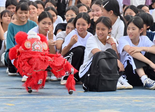 (260831) -- HENGZHOU, Aug. 31, 2026 (Xinhua) -- Students watch a robot performance on the first day of the new semester at a secondary school in Yunbiao Town of Hengzhou, south China's Guangxi Zhuang Autonomous Region, Aug. 31, 2026. A new semester kicked off for primary and secondary schools in Hengzhou on Monday. 
   Hengzhou suffered severe flooding triggered by Typhoon Maysak in July this year. After cleanup, repair, and disinfection, all the flood-affected schools started the new semester. (Xinhua/Huang Xiaobang)