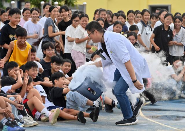 (260831) -- HENGZHOU, Aug. 31, 2026 (Xinhua) -- Students watch an experiment on the first day of the new semester at a secondary school in Yunbiao Town of Hengzhou, south China's Guangxi Zhuang Autonomous Region, Aug. 31, 2026. A new semester kicked off for primary and secondary schools in Hengzhou on Monday. 
   Hengzhou suffered severe flooding triggered by Typhoon Maysak in July this year. After cleanup, repair, and disinfection, all the flood-affected schools started the new semester. (Xinhua/Huang Xiaobang)