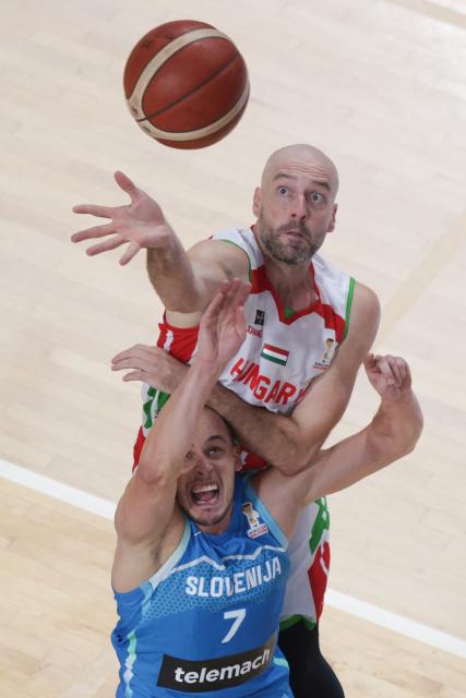 (260831) -- LJUBLJANA, Aug. 31, 2026 (Xinhua) -- Szilard Benke (top) of Hungary vies with Klemen Prepelic of Slovenia during the men's FIBA Basketball World Cup 2027 European Qualifiers match between Slovenia and Hungary at Tivoli Sports Hall in Ljubljana, Slovenia, Aug. 30, 2026. (Photo by Zeljko Stevanic/Xinhua)