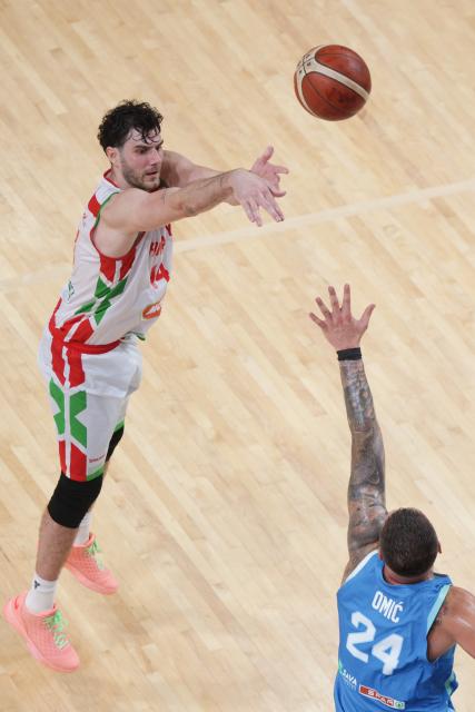 (260831) -- LJUBLJANA, Aug. 31, 2026 (Xinhua) -- Gyorgy Goloman (L) of Hungary shoots the ball during the men's FIBA Basketball World Cup 2027 European Qualifiers match between Slovenia and Hungary at Tivoli Sports Hall in Ljubljana, Slovenia, Aug. 30, 2026. (Photo by Zeljko Stevanic/Xinhua)