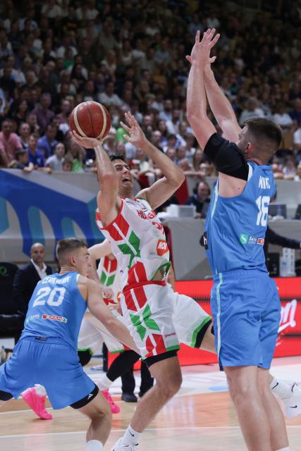 (260831) -- LJUBLJANA, Aug. 31, 2026 (Xinhua) -- Zoltan Perl (top L) of Hungary vies with Tibor Mirtic (top R) of Slovenia during the men's FIBA Basketball World Cup 2027 European Qualifiers match between Slovenia and Hungary at Tivoli Sports Hall in Ljubljana, Slovenia, Aug. 30, 2026. (Photo by Zeljko Stevanic/Xinhua)