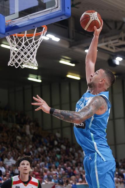 (260831) -- LJUBLJANA, Aug. 31, 2026 (Xinhua) -- Alen Omic of Slovenia goes for a dunk during the men's FIBA Basketball World Cup 2027 European Qualifiers match between Slovenia and Hungary at Tivoli Sports Hall in Ljubljana, Slovenia, Aug. 30, 2026. (Photo by Zeljko Stevanic/Xinhua)
