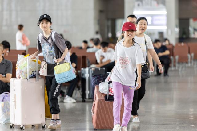 (260831) -- BEIJING, Aug. 31, 2026 (Xinhua) -- Passengers walk to board their trains at the waiting room of Huzhou Railway Station in Huzhou, east China's Zhejiang Province, Aug. 31, 2026. The 62-day summer travel rush officially concluded on Monday. (Photo by Yi Fan/Xinhua)