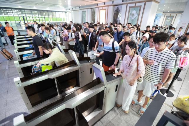 (260831) -- BEIJING, Aug. 31, 2026 (Xinhua) -- Passengers check in at the Yangzhou East Railway Station in Yangzhou, east China's Jiangsu Province, Aug. 31, 2026. The 62-day summer travel rush officially concluded on Monday. (Photo by Meng Delong/Xinhua)
