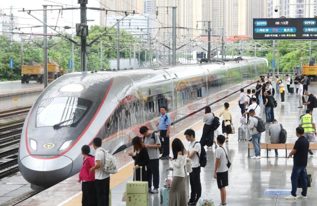 (260831) -- BEIJING, Aug. 31, 2026 (Xinhua) -- Passengers wait for their trains at the platform of Changzhou Railway Station in Changzhou, east China's Jiangsu Province, Aug. 31, 2026. The 62-day summer travel rush officially concluded on Monday. (Photo by Chen Wei/Xinhua)