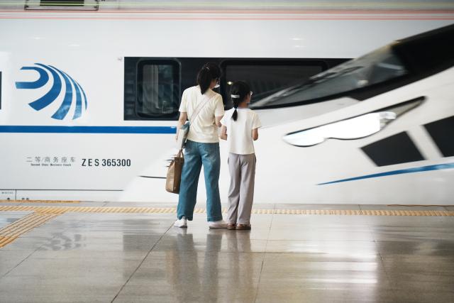 (260831) -- BEIJING, Aug. 31, 2026 (Xinhua) -- Passengers wait to board a train at the platform of Hangzhou East Railway Station in Hangzhou, east China's Zhejiang Province, Aug. 31, 2026. The 62-day summer travel rush officially concluded on Monday. (Photo by Long Wei/Xinhua)