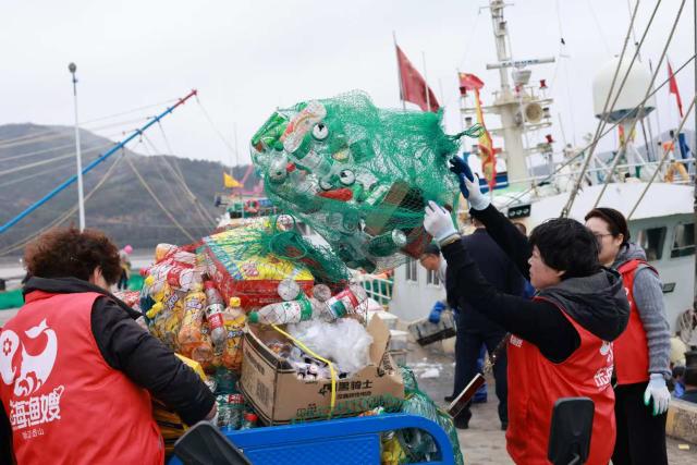 (260831) -- ZHOUSHAN, Aug. 31, 2026 (Xinhua) -- Environmental volunteers collect marine plastic waste in Zhoushan City, east China's Zhejiang Province, Feb. 3, 2026. TO GO WITH "Across China: 'Sea daughters' fight plastic pollution with love, business model" (Xinhua)