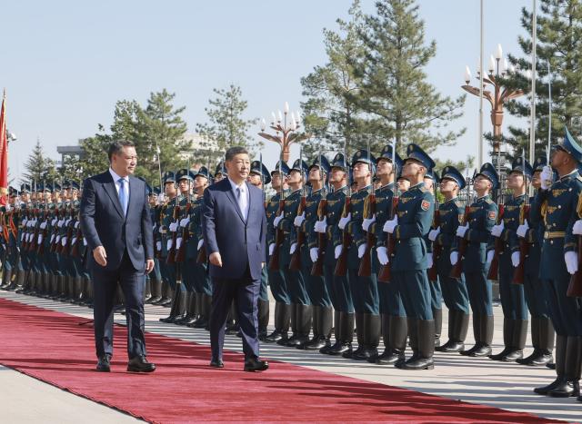 (260831) -- BISHKEK, Aug. 31, 2026 (Xinhua) -- Chinese President Xi Jinping, accompanied by Kyrgyz President Sadyr Japarov, inspects the guard of honor during a welcome ceremony in Bishkek, Kyrgyzstan, Aug. 31, 2026. Xi held talks with Japarov here on Monday. (Xinhua/Wang Ye)