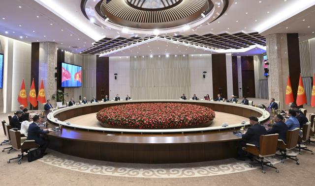 (260831) -- BISHKEK, Aug. 31, 2026 (Xinhua) -- Chinese President Xi Jinping holds talks with Kyrgyz President Sadyr Japarov in Bishkek, Kyrgyzstan, Aug. 31, 2026. (Xinhua/Yan Yan)