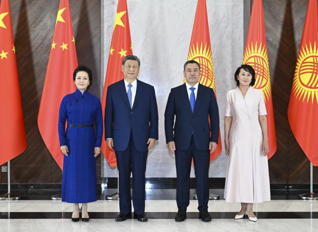 (260831) -- BISHKEK, Aug. 31, 2026 (Xinhua) -- Chinese President Xi Jinping and his wife Peng Liyuan pose for a group photo with Kyrgyz President Sadyr Japarov and his wife Aigul Japarova in Bishkek, Kyrgyzstan, Aug. 31, 2026. Xi held talks with Japarov here on Monday. (Xinhua/Yan Yan)