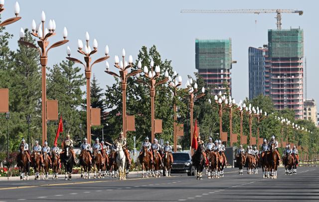 (260831) -- BISHKEK, Aug. 31, 2026 (Xinhua) -- Chinese President Xi Jinping attends a welcome ceremony held by Kyrgyz President Sadyr Japarov in Bishkek, Kyrgyzstan, Aug. 31, 2026. (Xinhua/Li Renzi)