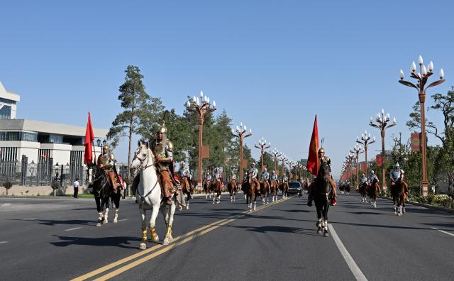 (260831) -- BISHKEK, Aug. 31, 2026 (Xinhua) -- Chinese President Xi Jinping attends a welcome ceremony held by Kyrgyz President Sadyr Japarov in Bishkek, Kyrgyzstan, Aug. 31, 2026. (Xinhua/Li Renzi)
