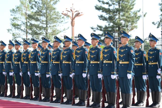 (260831) -- BISHKEK, Aug. 31, 2026 (Xinhua) -- Chinese President Xi Jinping attends a welcome ceremony held by Kyrgyz President Sadyr Japarov in Bishkek, Kyrgyzstan, Aug. 31, 2026. (Xinhua/Xie Huanchi)