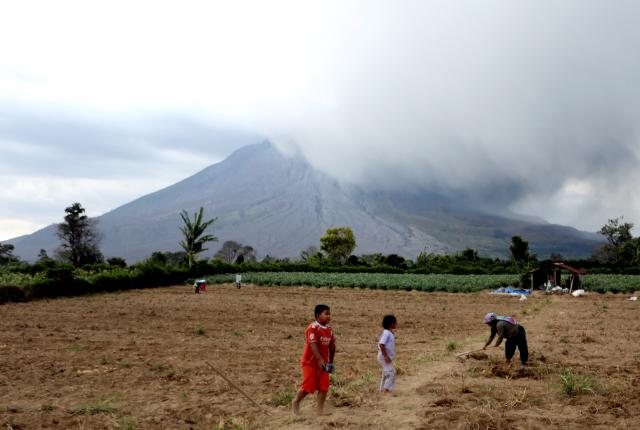 (260831) -- NORTH SUMATRA, Aug. 31, 2026 (Xinhua) -- Volcanic materials are seen spewing from Mount Sinabung in North Sumatra Province, Indonesia, Aug. 31, 2026. Mount Sinabung in Indonesia's North Sumatra province erupted Monday morning, sending volcanic ash over the nearby city of Berastagi, a local monitoring official said. (Photo by Adiva Niki/Xinhua)